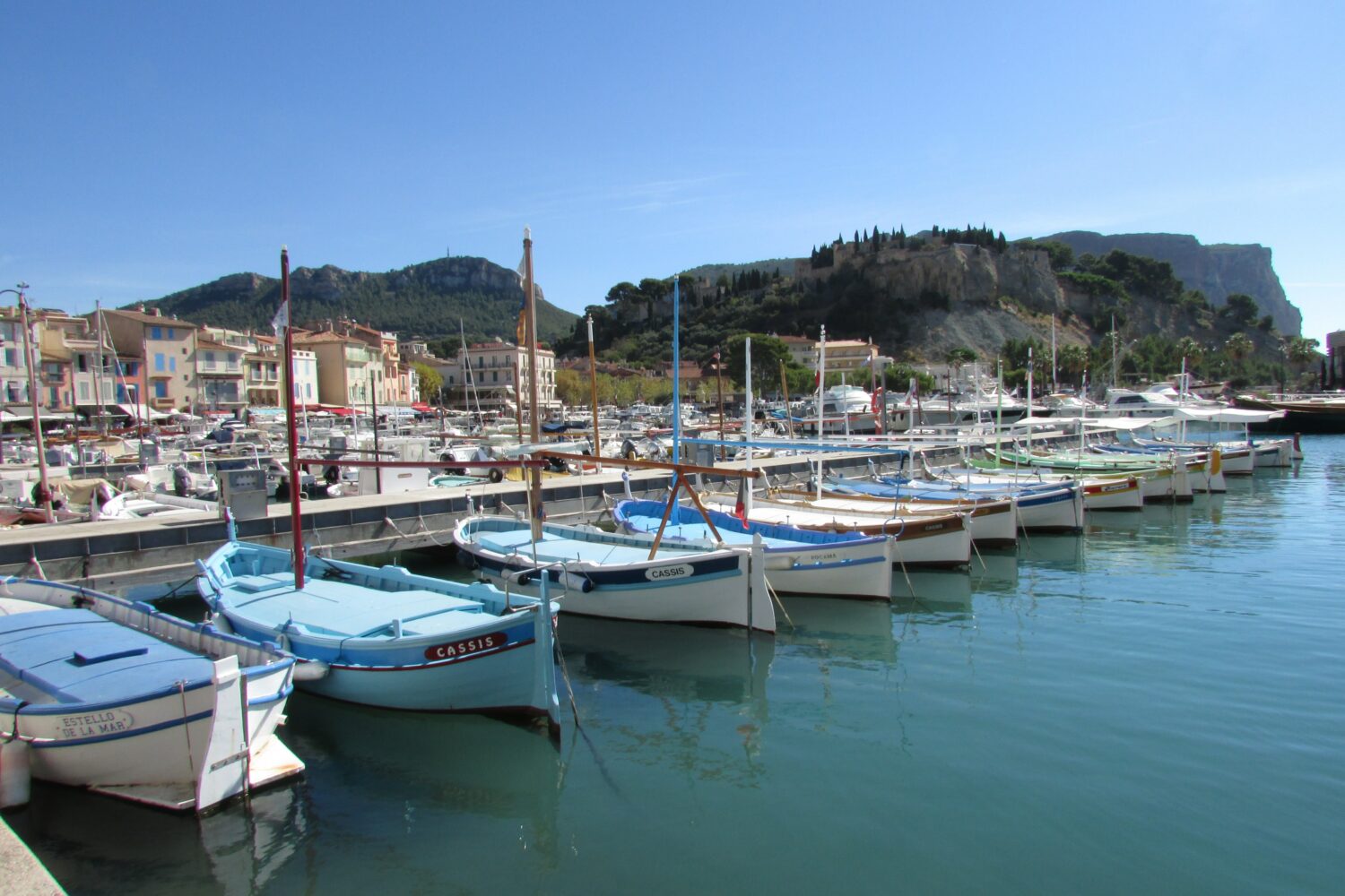 cassis boats with name of city cassis