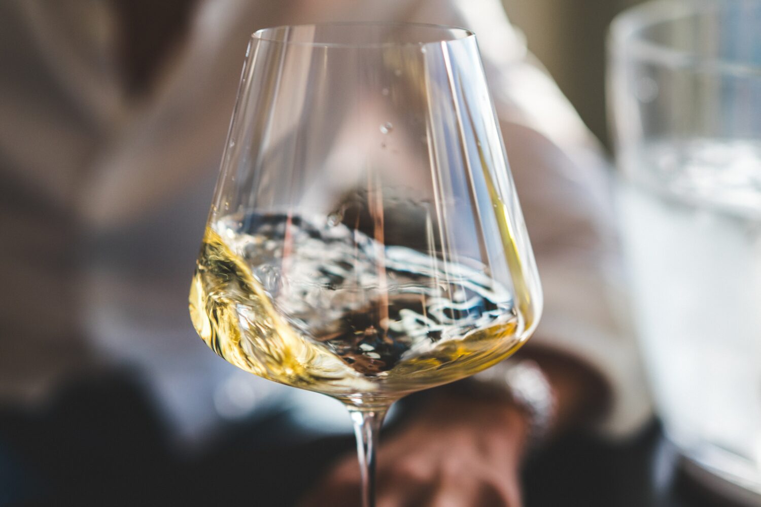 white wine glass wine tour | Gentle provence